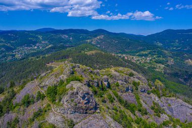 Bulgaristan 'ın Rodos dağlarındaki Momchilova krepost kalesi