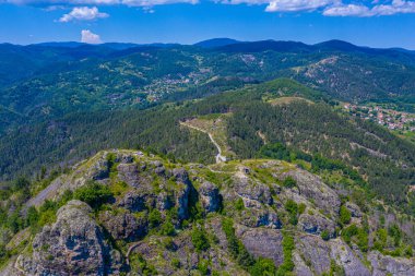 Bulgaristan 'ın Rodos dağlarındaki Momchilova krepost kalesi