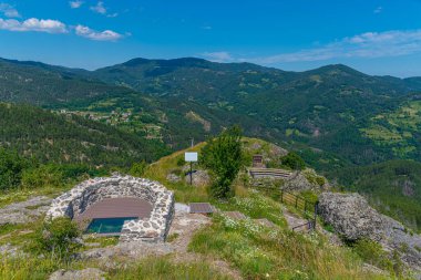 Bulgaristan 'ın Rodos dağlarındaki Momchilova krepost kalesi