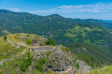 Bulgaristan 'ın Rodos dağlarındaki Momchilova krepost kalesi
