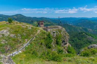 Bulgaristan 'ın Rodos dağlarındaki Momchilova krepost kalesi