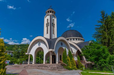 Bulgaristan 'ın Smolyan kentindeki Saint Vissarion Smolenski Kilisesi (Kiril alfabesiyle yazılmış)