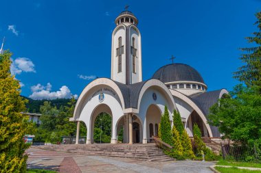 Bulgaristan 'ın Smolyan kentindeki Saint Vissarion Smolenski Kilisesi (Kiril alfabesiyle yazılmış)
