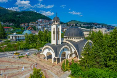 Bulgaristan 'ın Smolyan kentindeki Saint Vissarion Smolenski Kilisesi ve gökevi manzarası