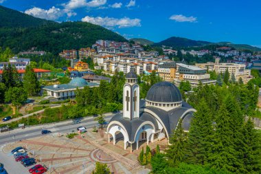 Bulgaristan 'ın Smolyan kentindeki Saint Vissarion Smolenski Kilisesi ve gökevi manzarası