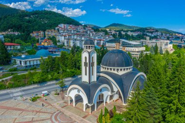 Bulgaristan 'ın Smolyan kentindeki Saint Vissarion Smolenski Kilisesi ve gökevi manzarası