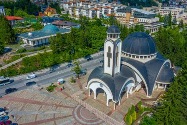Bulgaristan 'ın Smolyan kentindeki Saint Vissarion Smolenski Kilisesi ve gökevi manzarası