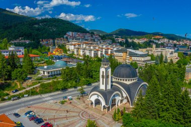 Bulgaristan 'ın Smolyan kentindeki Saint Vissarion Smolenski Kilisesi ve gökevi manzarası
