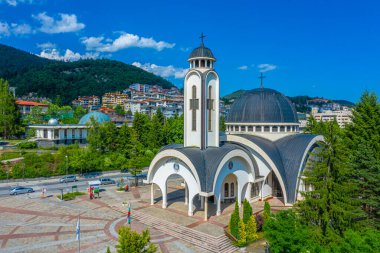 Bulgaristan 'ın Smolyan kentindeki Saint Vissarion Smolenski Kilisesi ve gökevi manzarası