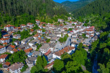 Bulgaristan 'ın Shiroka laka köyünün havadan görüntüsü