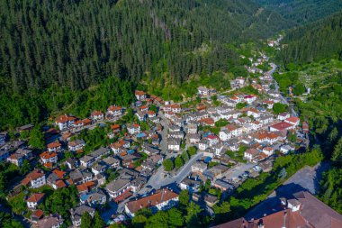 Bulgaristan 'ın Shiroka laka köyünün havadan görüntüsü