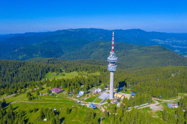 Bulgaristan 'ın Pamporovo kenti yakınlarındaki Snezhanka tepesindeki telekomünikasyon kulesi