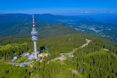 Bulgaristan 'ın Pamporovo kenti yakınlarındaki Snezhanka tepesindeki telekomünikasyon kulesi