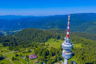 Bulgaristan 'ın Pamporovo kenti yakınlarındaki Snezhanka tepesindeki telekomünikasyon kulesi