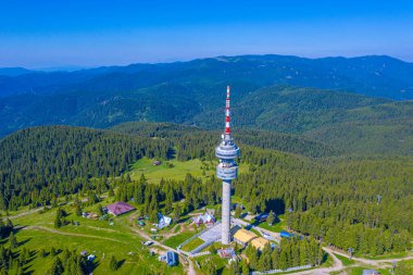 Bulgaristan 'ın Pamporovo kenti yakınlarındaki Snezhanka tepesindeki telekomünikasyon kulesi