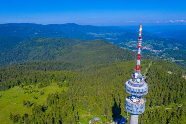 Bulgaristan 'ın Pamporovo kenti yakınlarındaki Snezhanka tepesindeki telekomünikasyon kulesi