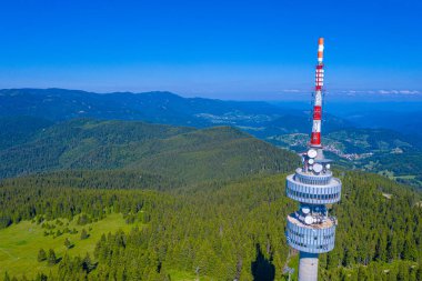 Bulgaristan 'ın Pamporovo kenti yakınlarındaki Snezhanka tepesindeki telekomünikasyon kulesi