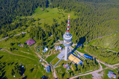 Bulgaristan 'ın Pamporovo kenti yakınlarındaki Snezhanka tepesindeki telekomünikasyon kulesi