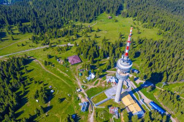 Bulgaristan 'ın Pamporovo kenti yakınlarındaki Snezhanka tepesindeki telekomünikasyon kulesi