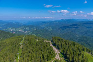 Yaz boyunca Bulgaristan 'ın Pamporovo köyünü çevreleyen Rhodopes dağları