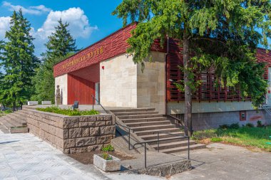 Bulgaristan 'ın Perushtitsa kentinde tarihi müze (Kiril alfabesiyle yazılmış)