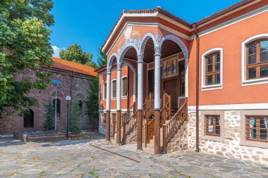 Bulgaristan 'ın Perushtitsa kentinde tarihi müze (Kiril alfabesiyle yazılmış)