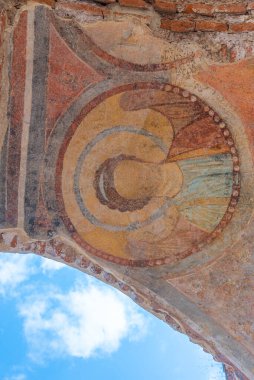 Bulgaristan 'ın Perushtitsa kentindeki kızıl kilisenin kalıntıları