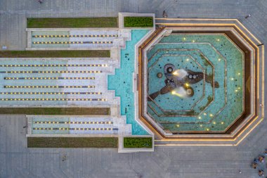 Bulgaristan 'ın Sofya kentindeki Ulusal Kültür Sarayı önünde bir çeşme gün batımı manzarası