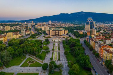 Bulgaristan 'ın Sofya kentindeki Ulusal Kültür Sarayı' nın günbatımı manzarası