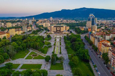 Bulgaristan 'ın Sofya kentindeki Ulusal Kültür Sarayı' nın günbatımı manzarası