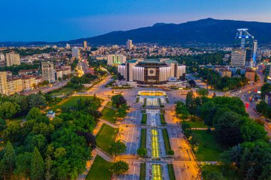 Bulgaristan 'ın Sofya kentindeki Ulusal Kültür Sarayı' nın günbatımı manzarası