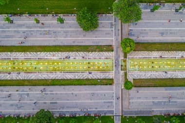 Bulgaristan 'ın Sofya kentindeki Ulusal Kültür Sarayı önünde bir çeşme gün batımı manzarası