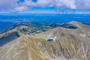 Bulgaristan 'ın en yüksek dağı olan Musala zirvesinin hakim olduğu Rila dağları
