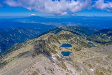 Bulgaristan 'ın en yüksek dağı olan Musala zirvesinin hakim olduğu Rila dağları