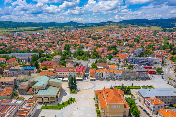 Вид на город Панагюриште в Болгарии из Национального мемориального комплекса в Бельцах 