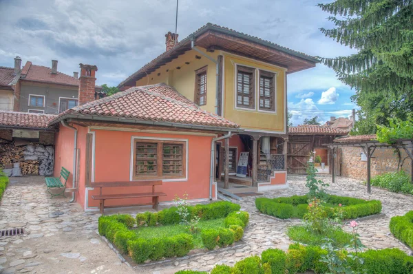 Bulgaristan 'ın Panagyurishte kentinde Tuteva evi (tabelada yazılı)