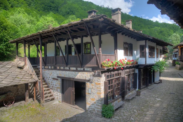 エタル民族誌複合施設に展示されている伝統的なブルガリア建築 — ストック写真