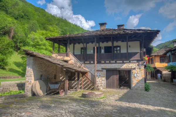 エタル民族誌複合施設に展示されている伝統的なブルガリア建築 — ストック写真