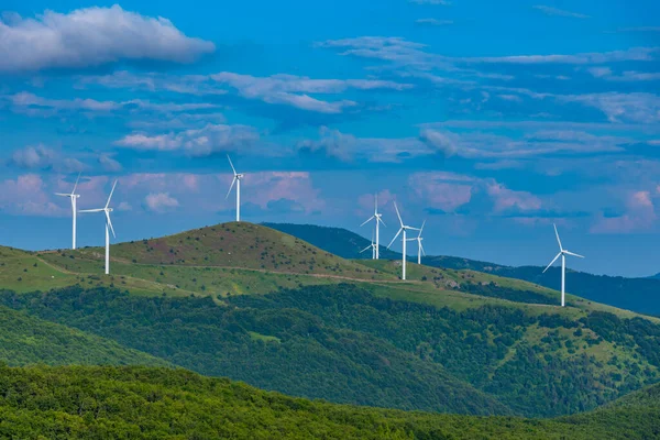 Bulgaristan 'ın orta Balkan sıradağları üzerinde rüzgar türbinleri