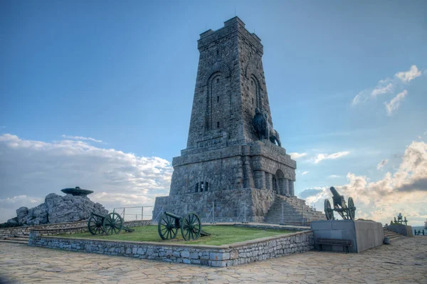 1877-1878 yılları arasında Bulgaristan 'da Shipka Geçidi' nde gerçekleşen savaşı anan Özgürlük Anıtı