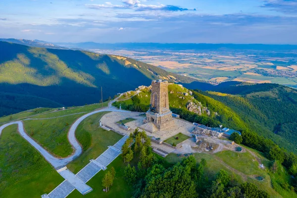 1877-1878 yılları arasında Bulgaristan 'da Shipka Geçidi' nde gerçekleşen savaşı anan Özgürlük Anıtı