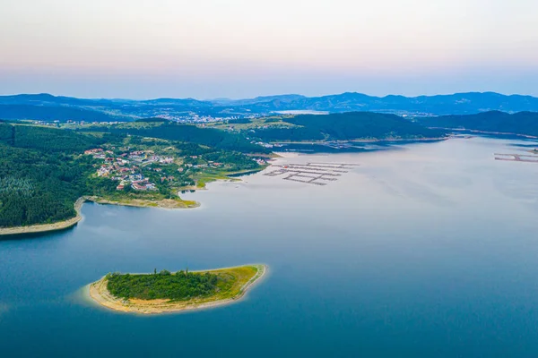 Bulgaristan 'daki Kardzhali barajının hava manzarası
