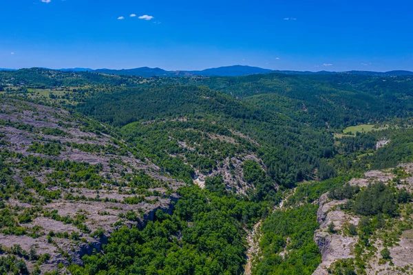 Bulgaristan 'ın Doğu Rhodopes dağlarında küçük bir dere vadisi