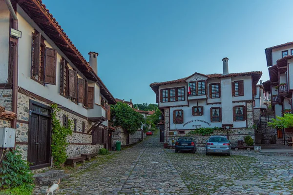 Bulgaristan 'ın Zlatograd kentindeki Etnoğrafya kompleksindeki tarihi müze (Kiril alfabesiyle yazılmış)