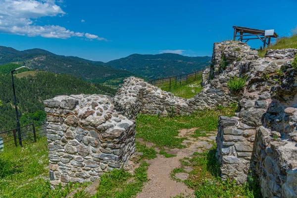 Bulgaristan 'ın Rodos dağlarındaki Momchilova krepost kalesi