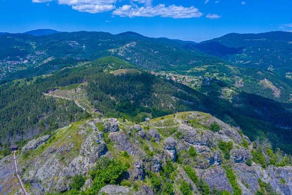 Bulgaristan 'ın Rodos dağlarındaki Momchilova krepost kalesi