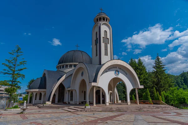 Bulgaristan 'ın Smolyan kentindeki Saint Vissarion Smolenski Kilisesi (Kiril alfabesiyle yazılmış)