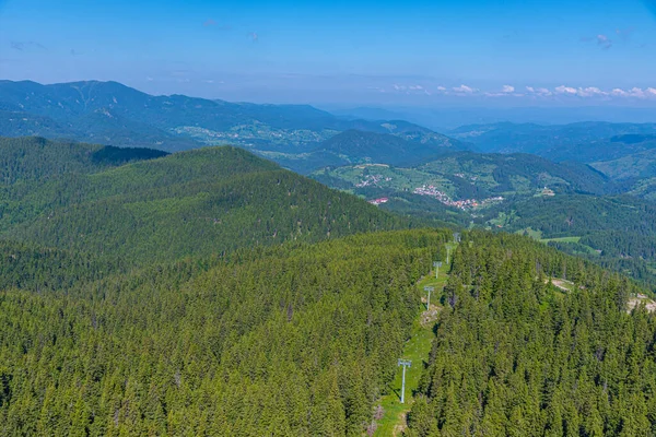 Yaz boyunca Bulgaristan 'ın Pamporovo köyünü çevreleyen Rhodopes dağları