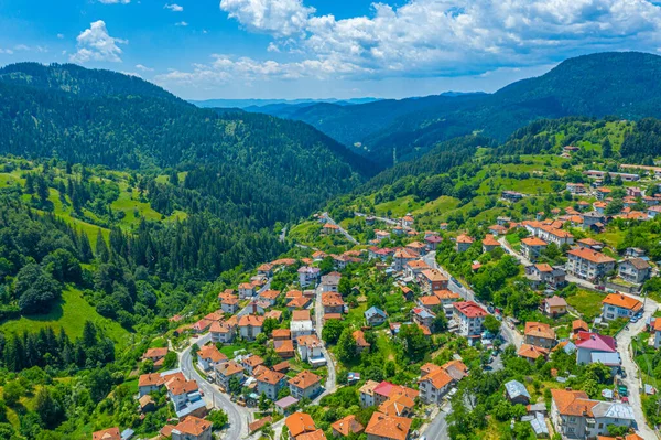 Bulgaristan 'ın Momchilovtsi köyünün havadan görünüşü