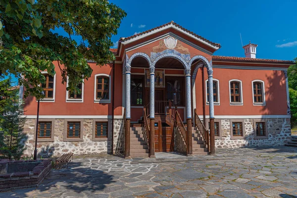 Bulgaristan 'ın Perushtitsa kentindeki eski okul binası